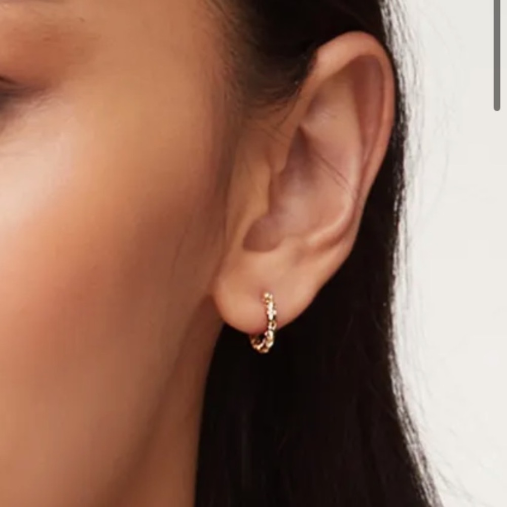 Kendra Scott huggie hoops